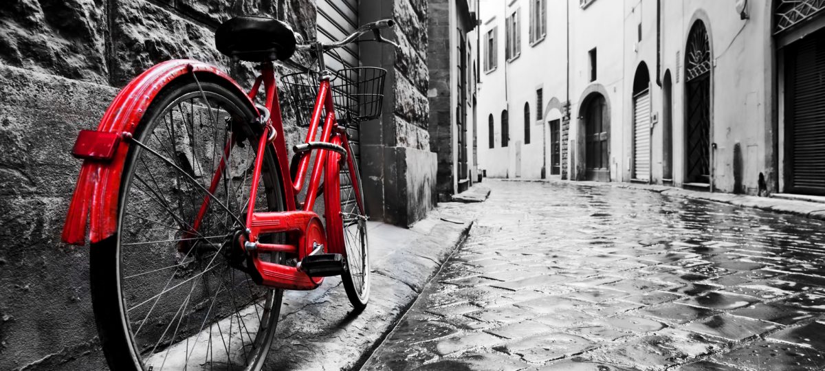 staromodny czerwony rower na brukowanej ulicy